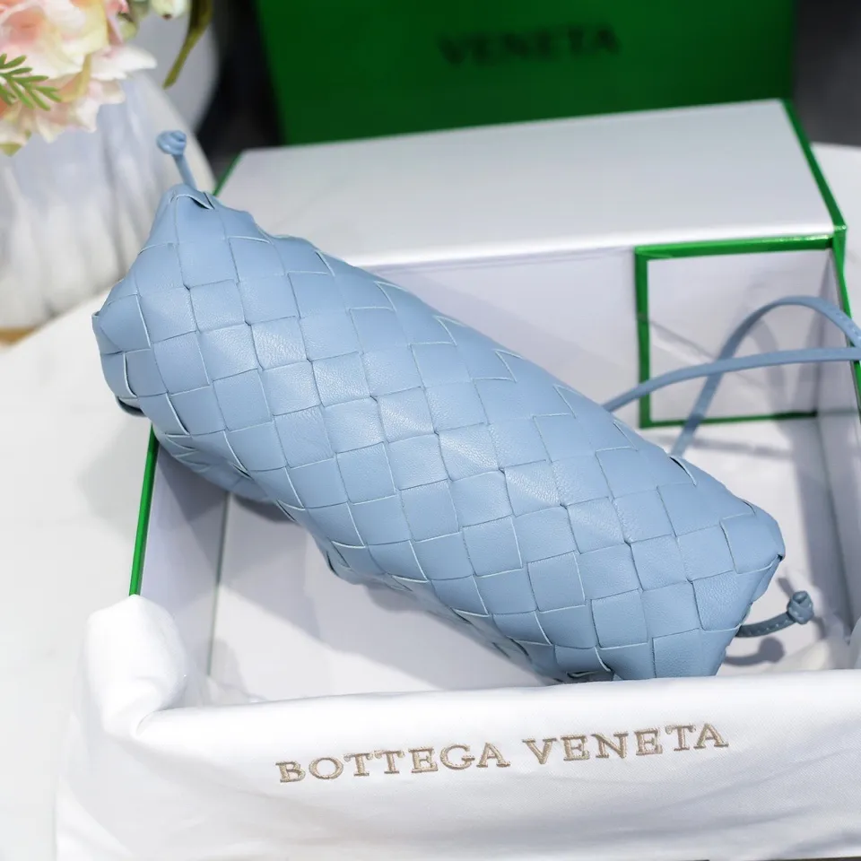 Batch 1260 large grid weaving The pouch cloud bag is the first series designed by former Celine designer Daniel Lee after joining BV. The upper body is extremely ecstatic ~ fashionable and classy ~ elegant and concise, lazy and intellectual size: 23*13*8 [Little Cloud Rough Weave#]